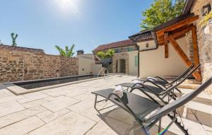 een patio met stoelen en een zwembad in een huis bij Tonina in Pristeg +29 foto's
