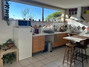 Kuchyňa alebo kuchynka v ubytovaní MAISON indépendante VUE MER au cœur de la NATURE
