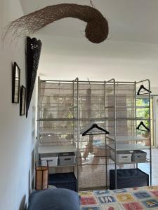 Televízia a/alebo spoločenská miestnosť v ubytovaní MAISON indépendante VUE MER au cœur de la NATURE