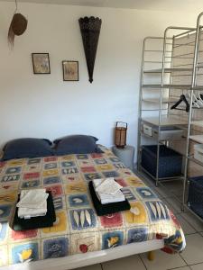 a bedroom with a bed with towels on it at MAISON indépendante VUE MER au cœur de la NATURE in Toulon