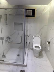 a bathroom with a shower and a toilet at Algor Farm in Qūr