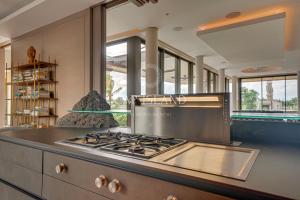 een keuken met een fornuis met oven op een aanrecht bij Villa de Prestige avec Cinéma et Discothèque Privés dans un Domaine Golfique in Beau Champ