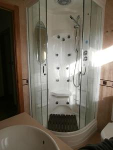 een douche met een glazen deur in de badkamer bij Precioso apartamento con excelentes vistas al mar in Puentedeume