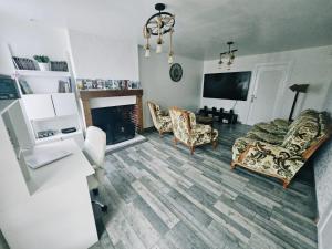 un salon avec un canapé, des chaises et une cheminée dans l'établissement Gîte de Montapeine 8, à Breteau