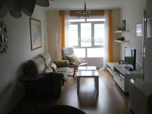 een woonkamer met een bank en een salontafel bij Precioso apartamento con excelentes vistas al mar in Puentedeume