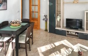 une salle à manger avec une table et une télévision dans l'établissement Pet Friendly Apartment In San Javier With Kitchen, à San Javier