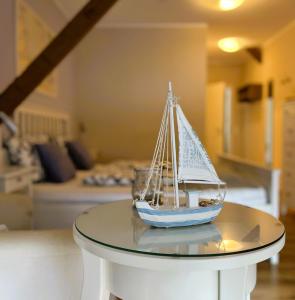 a toy boat on a table in a living room at Landhotel Rehedyk in Sankt Michaelisdonn