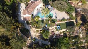 eine Luftaufnahme eines Hauses mit Swimmingpool in der Unterkunft Gîte Vue Mer in La Cadière-dʼAzur