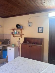 uma cozinha com um frigorífico branco e um balcão em Boutiqe Residence em Isola delle Femmine