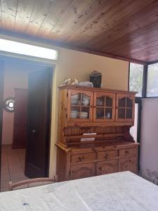 um armário de madeira num quarto com uma mesa em Boutiqe Residence em Isola delle Femmine