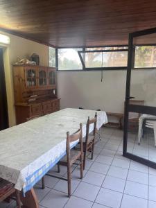 uma sala de jantar com uma grande mesa e cadeiras em Boutiqe Residence em Isola delle Femmine