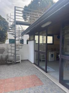 um edifício com uma escada ao lado de um pátio em Boutiqe Residence em Isola delle Femmine