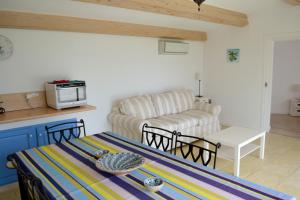 ein Wohnzimmer mit einem Tisch und einem Sofa in der Unterkunft Gîte Vue Mer in La Cadière-dʼAzur