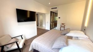 1 dormitorio con 1 cama y TV de pantalla plana en Hotel Alfonso IX en Sarria
