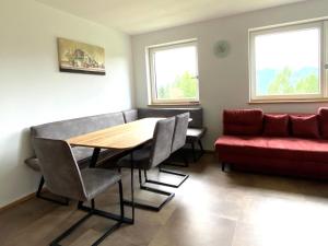 - un salon avec une table et un canapé dans l'établissement Cozy holiday apartment in the Salzburger Land, à Wagrain
