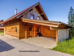 Das Gebäude in dem sich das Ferienhaus befindet