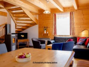 ein Wohnzimmer mit einem Tisch und Stühlen in der Unterkunft Chalet in Weinebene with Sauna in Posch Alpe