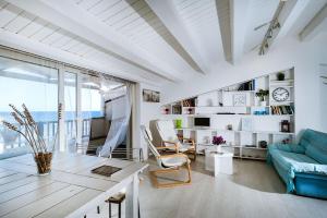 een woonkamer met een bank en een tafel bij Casa Cinzia in Marzamemi