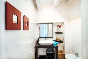 een badkamer met een wastafel en een spiegel bij Casa Cinzia in Marzamemi +17 foto's