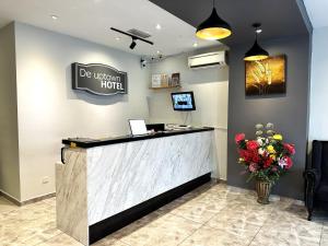 vestíbulo de un hotel con recepción en De UPTOWN Hotel @ SS2, en Petaling Jaya
