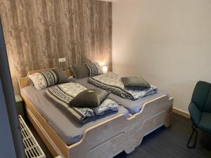 2 camas individuales con almohadas en una habitación en Molltaler Appartements en b&b, en Stall