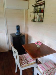 een tafel en stoelen met een fornuis in de kamer bij Roulotte Karlotte in Pernes-les-Fontaines