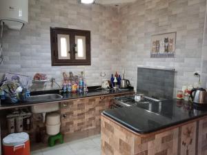 cocina con fregadero y encimera en Marsa Matrouh, en Marsa Matruh