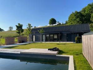 uma casa com uma piscina em frente em Luxury Holiday House BREJZOV BREJG em Dankovci