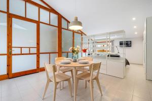 a kitchen and dining room with a table and chairs at Loft El Til-ler in Bellvei del Penedes