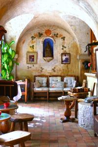 sala de estar con sofá y mesas en una habitación en Casa Del Saint Paul, en Saint-Paul-de-Vence
