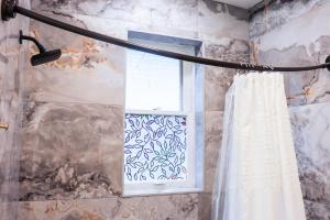 Vonios kambarys apgyvendinimo įstaigoje Downtown Retreat - 2BR Oasis
