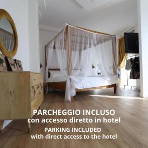 una camera con letto e zanzariera di Baby Hotel a Torino
