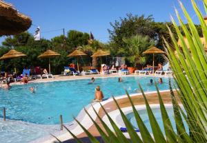 un grupo de personas en una piscina en Camping International & Spa 4*, en Hyères