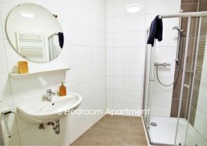 a bathroom with a shower and a sink at Voll ausgestattete Unterkunft mit 3 Schlafzimmern in Bedburg-Hau in Bedburg