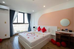 Ліжко або ліжка в номері FIRST Studio Hotel Da Nang
