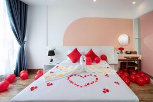 Ліжко або ліжка в номері FIRST Studio Hotel Da Nang