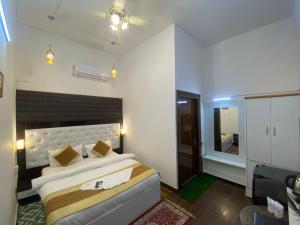 Postel nebo postele na pokoji v ubytování Golden Homestay