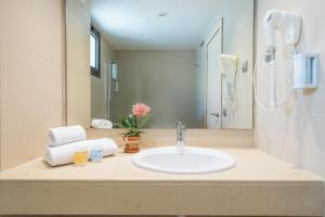 een badkamer met een wastafel en een spiegel bij Atenea Park Suites & Apartments in Vilanova i la Geltrú