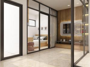 Habitación con cama y puerta corredera de cristal en Dinh’s Aparment en Tuy Hoa