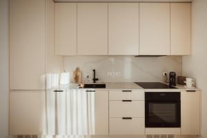 O bucătărie sau chicinetă la Modern Apartment in the Heart of Kuressaare