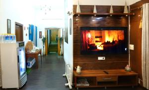 TV a/nebo společenská místnost v ubytování Golden Homestay