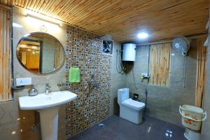 Koupelna v ubytování Golden Homestay
