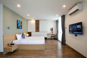 Sjónvarps- og/eða afþreyingartæki á FIRST Studio Hotel Da Nang +34 myndir