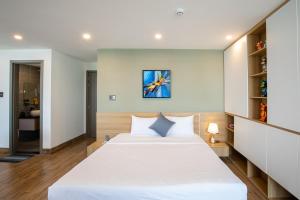 Ліжко або ліжка в номері FIRST Studio Hotel Da Nang