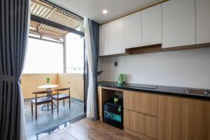 Кухня або міні-кухня у FIRST Studio Hotel Da Nang