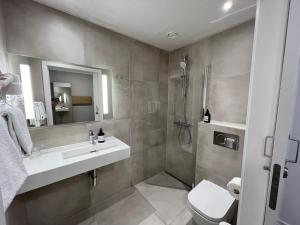 bagno con lavandino, doccia e servizi igienici di Vingsted Hotel & Konferencecenter a Bredsten