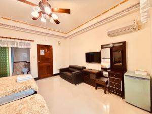 ein Schlafzimmer mit einem Bett und einem Flachbildfernseher in der Unterkunft 雲宿海岸民宿 in Hualien