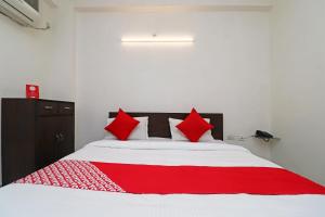 Katil atau katil-katil dalam bilik di Collection O Hotel Gwalior Pride