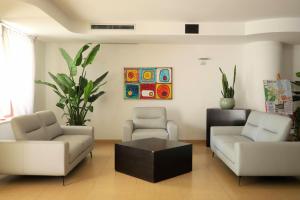 Khu vực ghế ngồi tại Marc Hotel