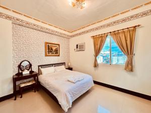 ein Schlafzimmer mit einem Bett und einem Fenster in der Unterkunft 雲宿海岸民宿 in Hualien + 27 Fotos